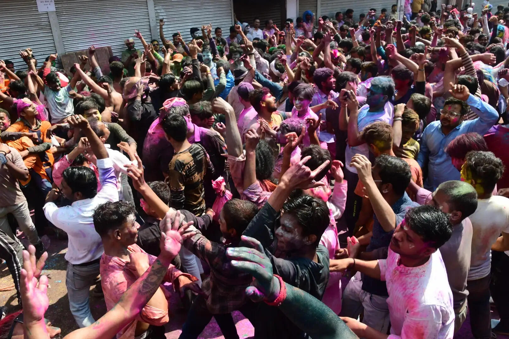 होली के रंग में रंगी काशी, जमकर उड़े रंग-गुलाल, तस्वीरों में दिखा गलियों से घाटों तक उल्सास...