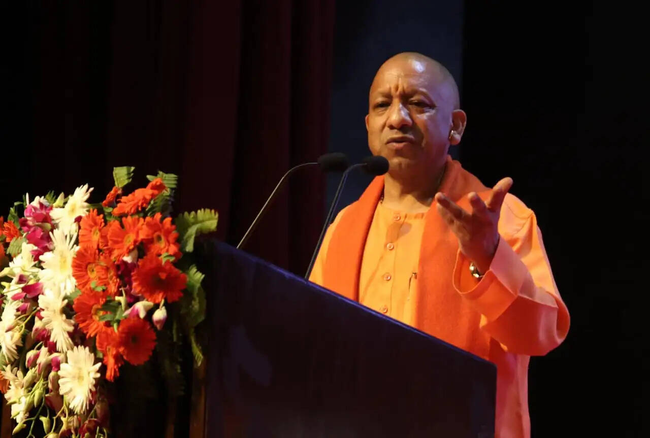  मुख्यमंत्री योगी आदित्यनाथ ने होली के अवसर पर शनिवार को लोकभवन में प्रधानमंत्री उज्जवला योजना के तहत प्रदेश के 1.86 करोड़ परिवारों को गैस सिलेंडर रिफिल सब्सिडी की 1500 करोड़ रुपये की धनराशि जारी की। मुख्यमंत्री ने कहा कि प्रधानमंत्री मोदी जी के मार्गदर्शन में गरीब, अन्नदाता किसान, महिलाओं और युवाओं को प्राथमिकता के आधार पर सरकारी योजनाओं से लाभान्वित करने का कार्य जारी है। होली व दीपावली पर लाभार्थियों परिवारों को एक-एक नि:शुल्क सिलेंडर रिफिल की सुविधा दी जा रही है। उज्ज्वला योजना के तहत देश में 10 करोड़ से अधिक लोगों को गैस कनेक्शन की सुविधा प्रदान की गई है, जिसमें उत्तर प्रदेश में 1.86 करोड़ परिवारों को इसका लाभ मिला है। सीएम योगी ने इस अवसर पर दस लाभार्थी महिलाओं को स्वयं सब्सिडी राशि के प्रतीकात्मक चेक सौंपे।  सबका साथ-सबका विकास ही मंत्र