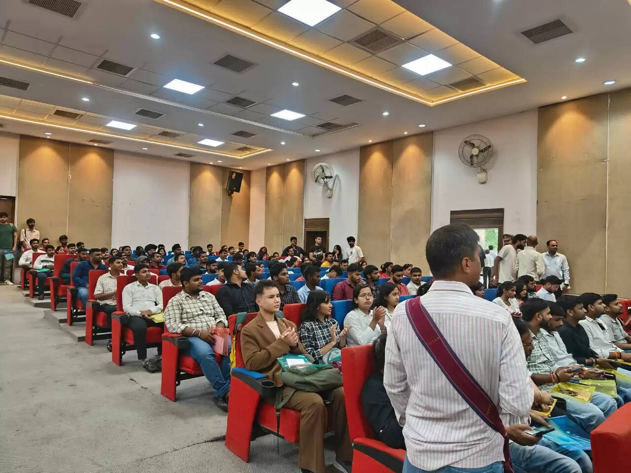 वाराणसी में शुरू हुई ‘मेरी काशी क्रिएटर्स पाठशाला’, क्रिएटर्स और टूर ऑपरेटर्स को बता रहे स्टोरी टेलिंग का तरीका, नए पर्यटन स्थलों की मिलेगी जानकारी