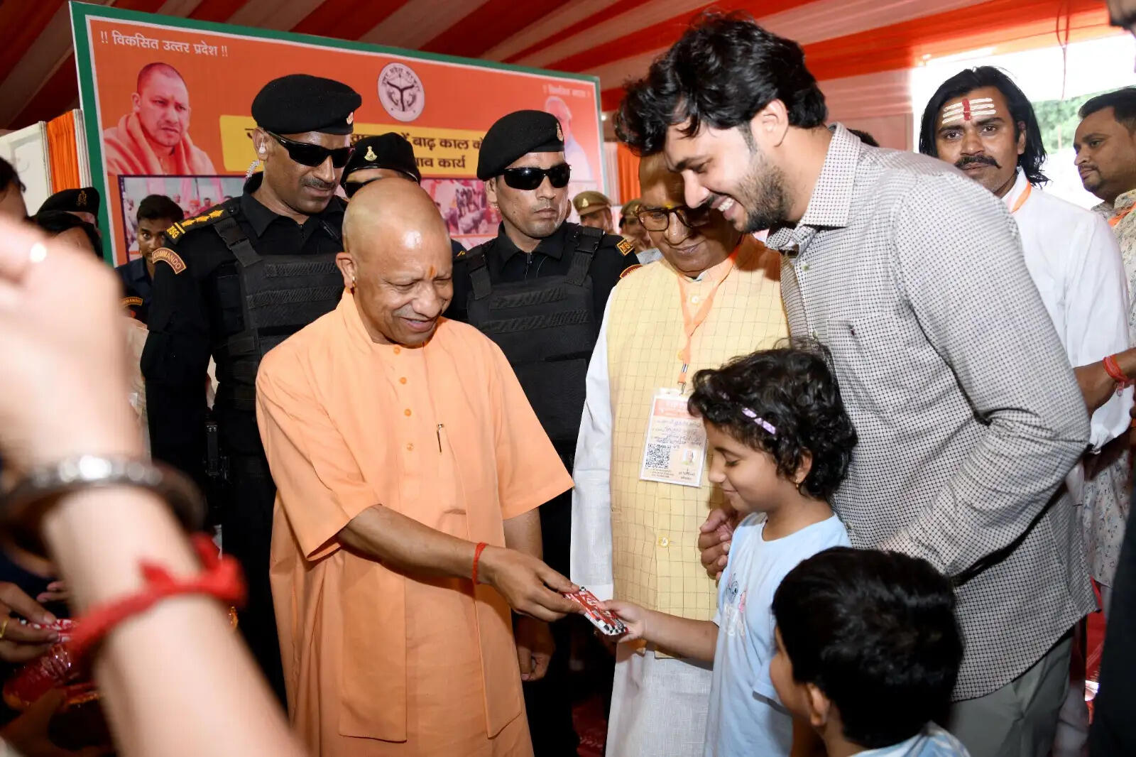 बाढ़ प्रभावितों तक भोजन, दवा और राहत सामग्री पहुंचाना सरकार की प्रतिबद्धताः सीएम योगी