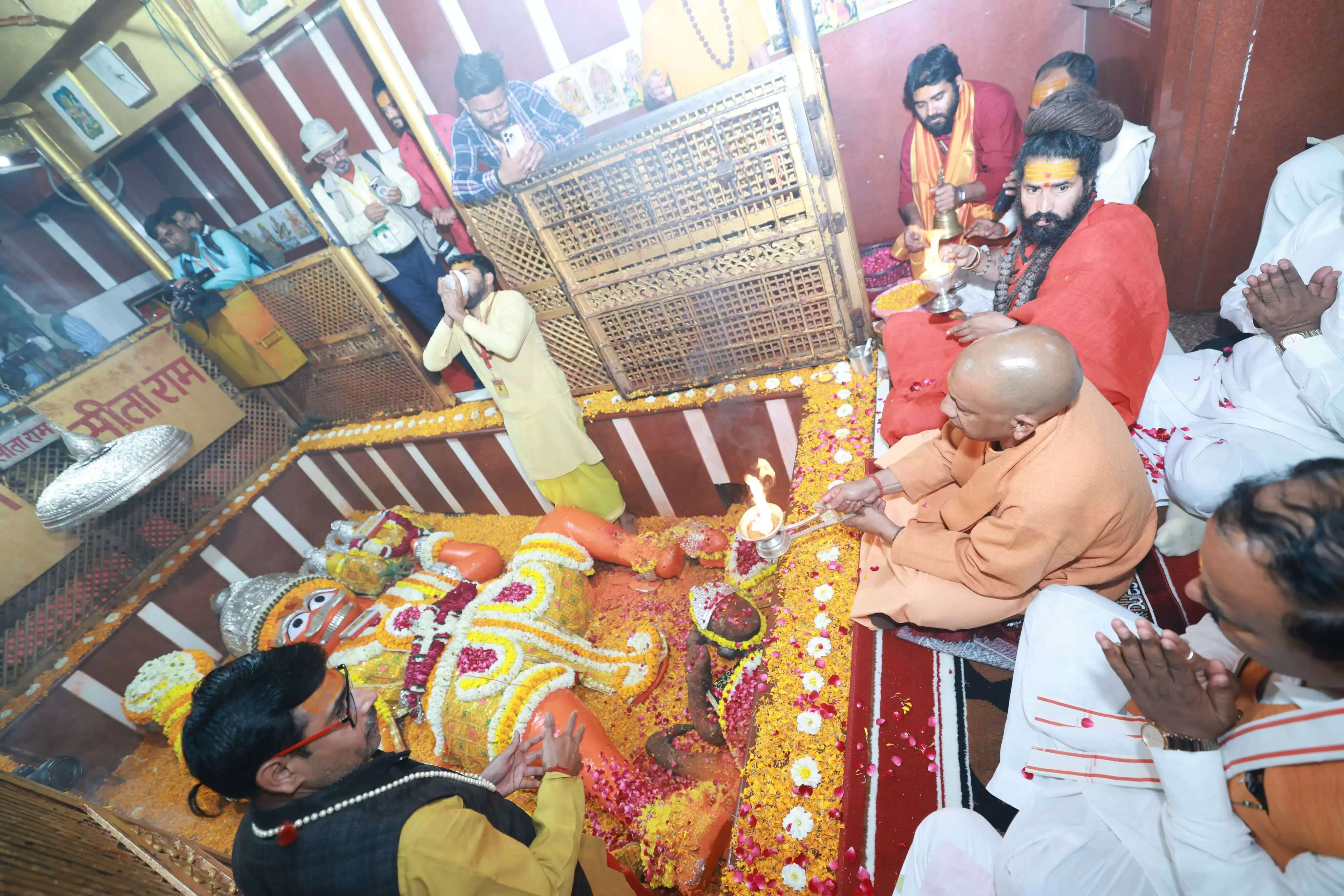 नेत्रकुम्भ पहुंचे सीएम योगी, सेवा कार्यों के लिए की सराहना&nbsp;