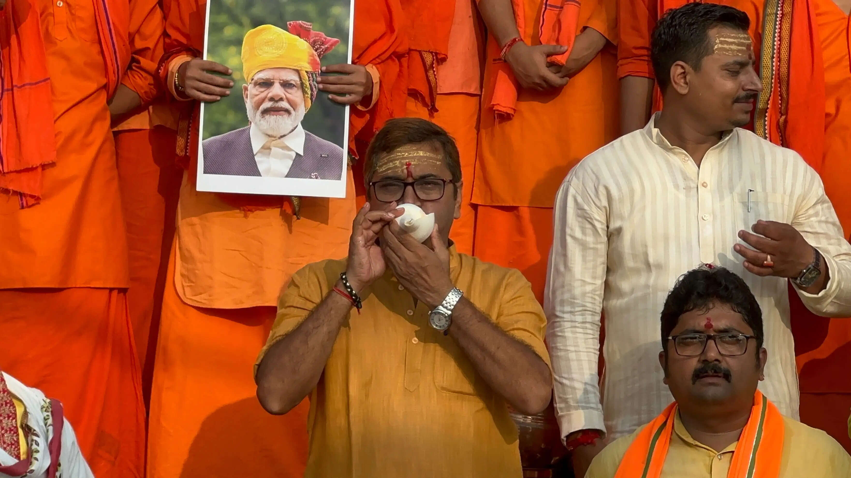 &nbsp;  पीएम मोदी के 76वें जन्मदिन पर काशी में 76 बटुकों ने किया मां गंगा का दुग्धाभिषेक, दीर्घायु की हुई कामना