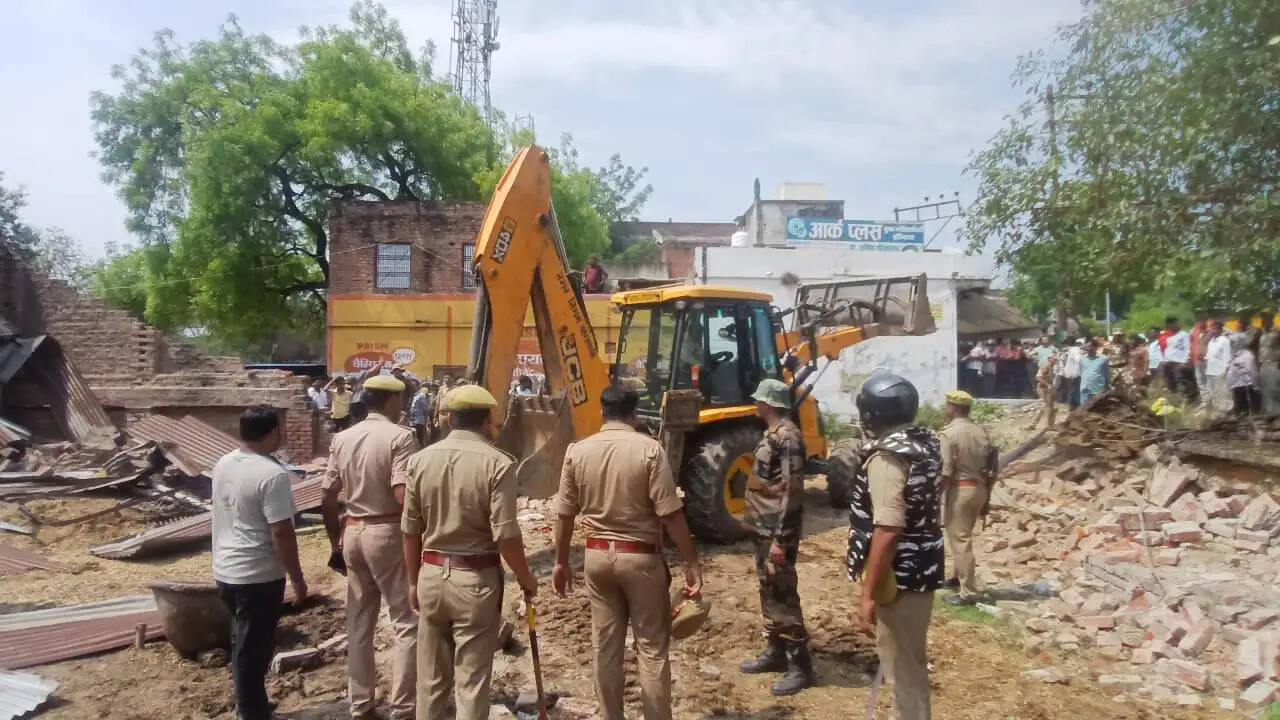 अवलेशपुर में गरजा बुलडोजर, अतिक्रमण हटाने पहुंची टीम तो महिलाओं ने मिठाई-पानी देकर जताया विरोध