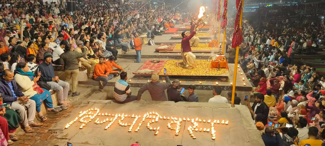 &nbsp; वाराणसी : &nbsp;विजय दिवस पर राष्ट्र को समर्पित रही दशाश्वमेध घाट की गंगा आरती, 1100 दीप जलाकर दिया देशभक्ति का संदेश &nbsp;&nbsp;