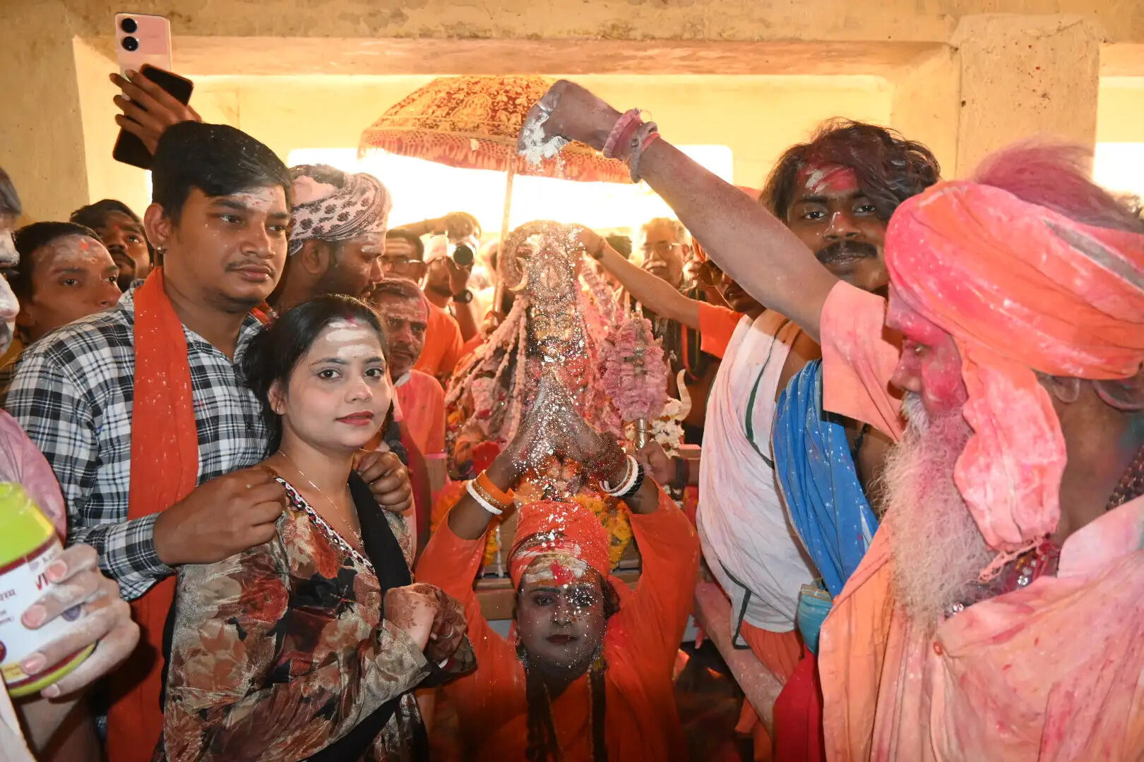 मणिकर्णिका घाट पर खेली गई चिता भस्म की होली, उमड़े काशीवासी, विदेशी सैलानी भी बने अनूठे उत्सव के साक्षी&nbsp;