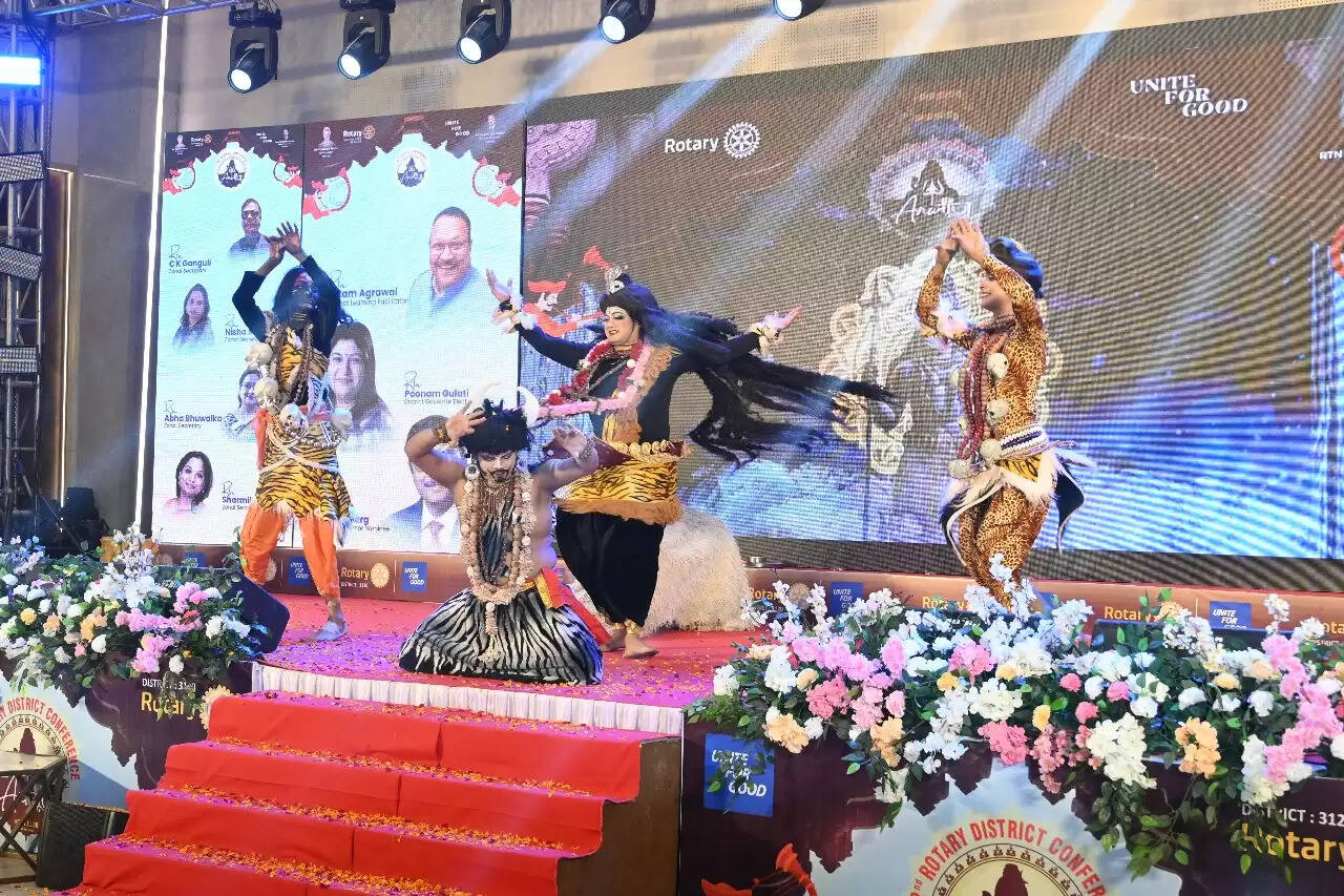 रोटरी क्लब मंडल–3120 का 42वां मंडलीय अधिवेशन ‘अनुगूंज’ शुक्रवार को कैंटोन्मेंट स्थित होटल सूर्या में भव्य रूप से शुरू हुआ। तीन दिनों तक चलने वाले इस अधिवेशन में मंडल के 90 रोटरी क्लबों से 750 से अधिक रोटेरियन भाग ले रहे हैं। कार्यक्रम का शुभारम्भ मंडल अध्यक्ष आशुतोष अग्रवाल और होस्ट क्लब रोटरी क्लब वाराणसी डाउन टाउन के अध्यक्ष सिद्धार्थ जायसवाल द्वारा दीप प्रज्ज्वलन, गणेश वंदना और राष्ट्रगान के साथ किया गया।