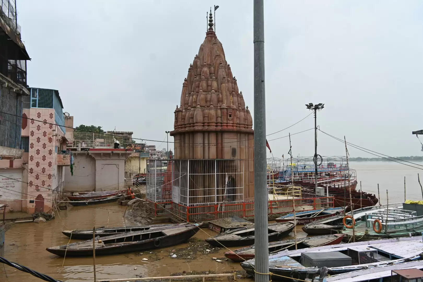 write a news in hindi with headline and subheadings in paragraphs