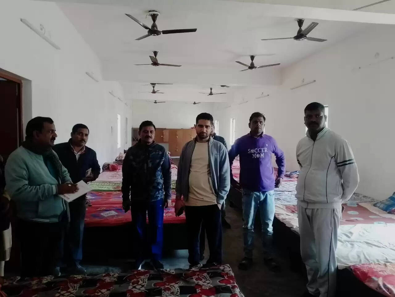 नगर आयुक्त हिमांशु नागपाल ने शनिवार की सुबह वरूणापार जोन के कई इलाकों का व्यापक निरीक्षण किया। उन्होंने वार्ड सिकरौल के गोविंद नगर कॉलोनी, सिकरौल यादव बस्ती तथा सनबीम वरुणा के आसपास के मुख्य मार्गों की सफाई व्यवस्था का जायजा लिया। निरीक्षण के दौरान नगर आयुक्त ने साफ-सफाई की स्थिति को और बेहतर करने के निर्देश दिए। उन्होंने मानक के विपरीत इंटरलॉकिंग मिलने पर अवर अभियंता से स्पष्टीकरण मांगा।&nbsp;