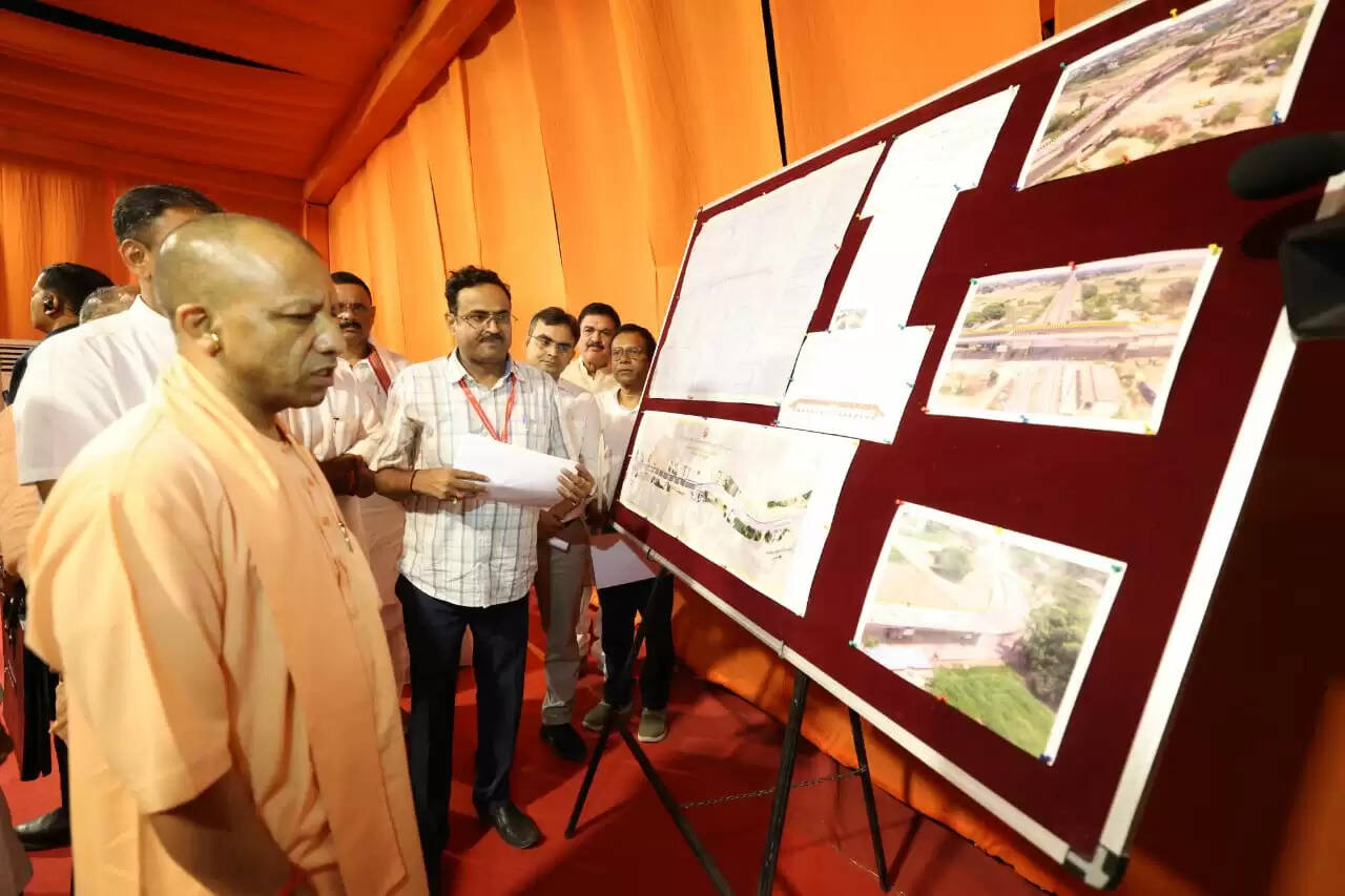 अगस्त तक पूरा करें परियोजनाओं का काम, सीएम योगी ने अफसरों को दिए निर्देश