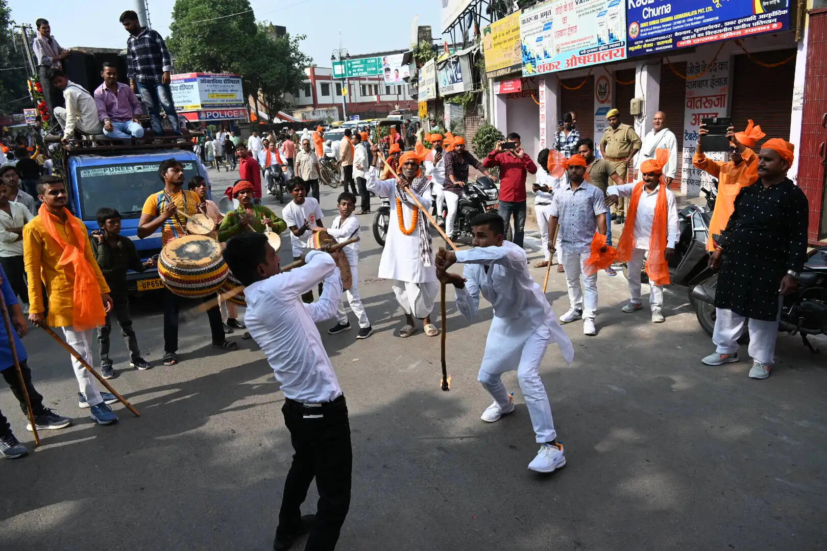 काशी में निकली 8 किमी लंबी गोवर्धन पूजा शोभायात्रा, मथुरा, वृंदावन की झांकियों ने मोहा मन