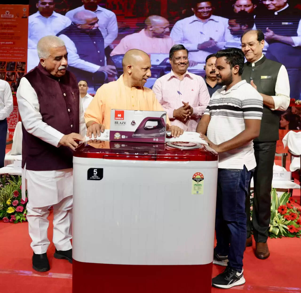 राजधानी लखनऊ के इंदिरा गांधी प्रतिष्ठान में भगवान विश्वकर्मा जयंती के अवसर पर ‘विश्वकर्मा एक्सपो-2025’ का शुभारंभ मुख्यमंत्री योगी आदित्यनाथ ने किया। इस अवसर पर उन्होंने घोषणा की कि परंपरागत 11 कारीगर ट्रेड्स के साथ अब 12 नए ट्रेड्स को जोड़ा गया है। इनमें मोबाइल रिपेयरिंग, ऑटोमोबाइल रिपेयरिंग, इलेक्ट्रॉनिक गुड्स रिपेयरिंग, इलेक्ट्रिकल गुड्स रिपेयरिंग, प्लंबर, कंप्यूटर रिपेयरिंग, सोलर पैनल रिपेयरिंग, डिजिटल फोटोग्राफी, ब्यूटी एंड वेलनेस सहित अन्य शामिल हैं। सीएम योगी ने कहा कि इन नए क्षेत्रों को जोड़कर युवाओं को आत्मनिर्भरता, आधुनिक तकनीक और वैश्विक बाजार से जोड़ा जाएगा।&nbsp;