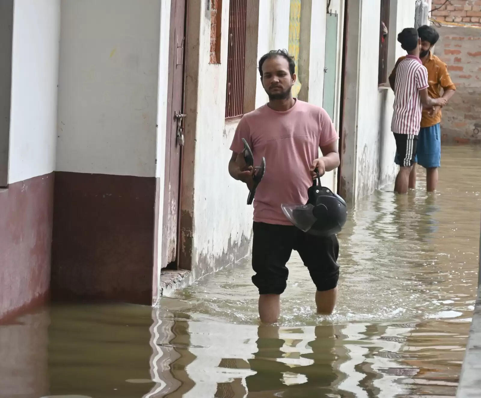 Varanasi flood : बनारस में बाढ़ की आफत, सड़कें और कॉलोनियां पानी-पानी, तस्वीरों में देखिये हालात