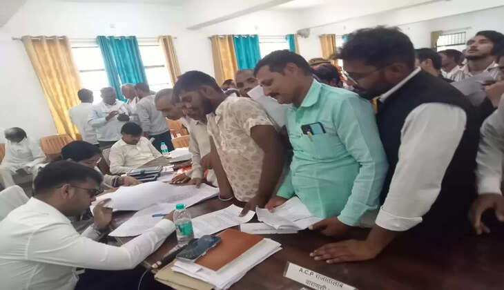 राजातालाब: संपूर्ण समाधान दिवस में उप जिलाधिकारी ने सुनी जनता की समस्याएं, अतिक्रमण और बस सेवा की मांग प्रमुख