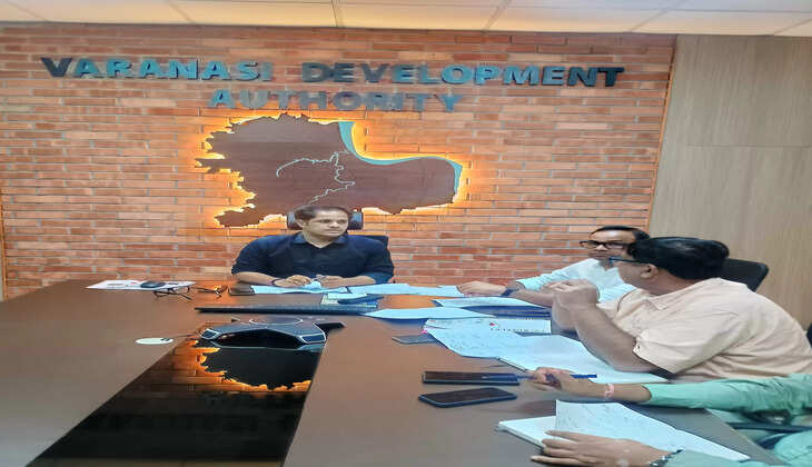 वाराणसी। विकास प्राधिकरण ने शहर की सार्वजनिक परिवहन प्रणाली में सुधार और संवर्धन के लिए महत्वपूर्ण कदम उठाया है। वीडीए और वाराणसी नगर निगम के सहयोग से शहर भर में 50 आधुनिक स्मार्ट बस शेल्टरों का निर्माण किया जा रहा है। यह परियोजना शहर की आधारभूत सुविधाओं को बढ़ाने और यात्रियों की सुविधा को प्राथमिकता देने पर केंद्रित है।