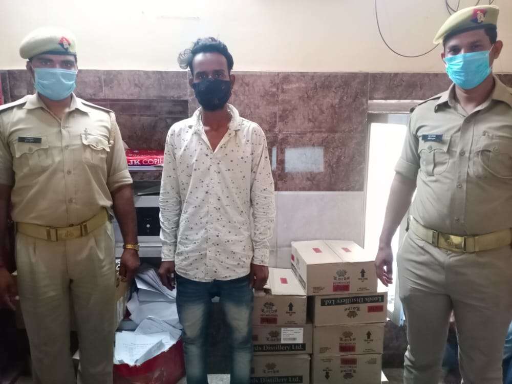 CHANDAULI POLICE ARRESTED  LIquer Smuggler