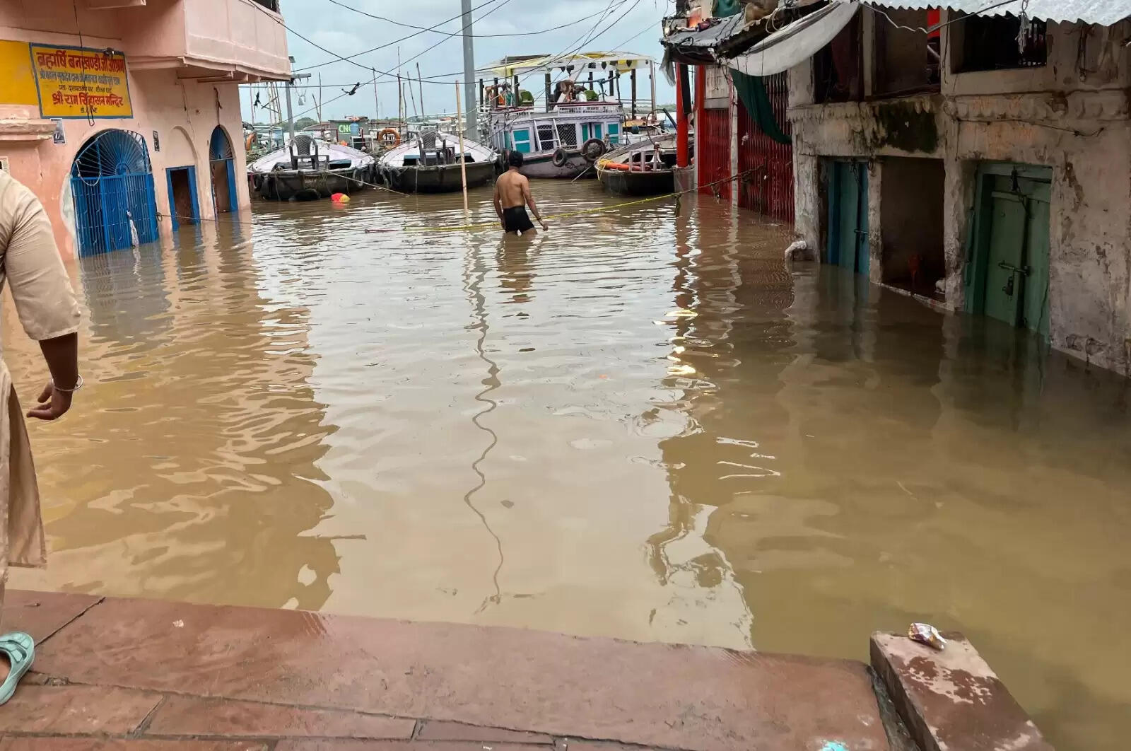 वाराणसी। पतितपावनी मां गंगा काशी में इस समय अपने रौद्र रूप में हैं। बनारस में गंगा का जलस्तर खतरे के निशान से ऊपर पहुंच चुका है। इसके चलते वरूणा भी उफान पर है। शहर के कई इलाके और गांव बाढ़ की चपेट में आ चुके हैं। सड़कें और गलियों में गाड़ी-मोटर की जगह नावें दौड़ रही हैं। वहीं हजारों लोग घर छोड़कर पलायन को विवश हो गए हैं। तस्वीरों में देखिये बनारस में बाढ़ के हालात.....।