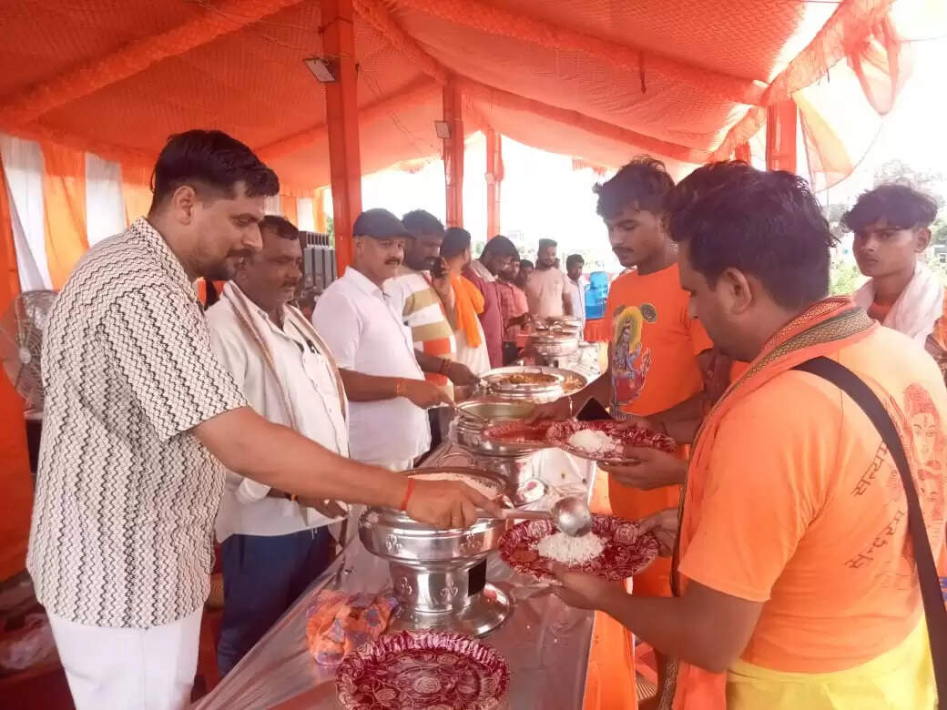 कांवरियों की सेवा के लिए रोहनिया में निःशुल्क शिविर