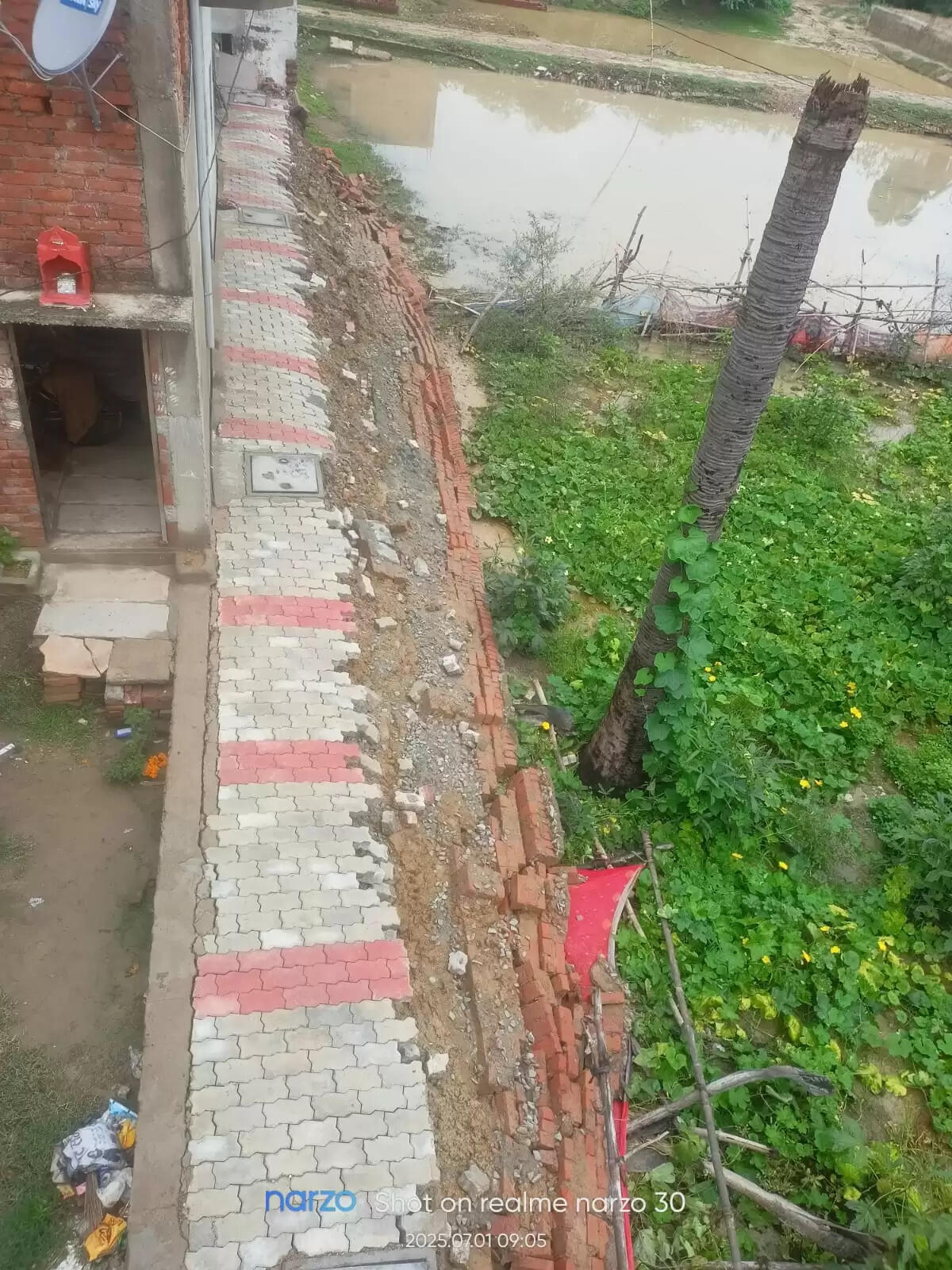 वाराणसी: पहली मूसलाधार बारिश में ढह गया छह महीने पुराना गली निर्माण