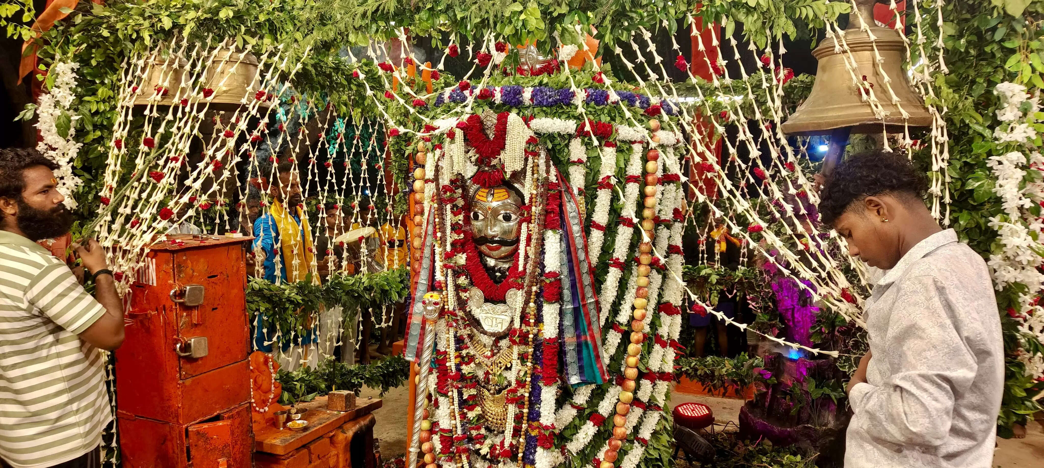 लाट भैरव का भव्य हरियाली शृंगार, मनोहर छवि के दर्शन कर भावविभोर हुए भक्त, गूंजे जयकारे वाराणसी। कज्जाकपुरा स्थित अनादिकालेश्वर बाबा श्री लाट भैरव का शुक्रवार को भव्य हरियाली शृंगार किया गया। बाबा श्री की अलंकृत मनोहारी छवि को देखकर भक्त भाव-विभोर हो उठे और उत्साहपूर्वक जयकारे लगाए। भक्तों ने देश में सुख-समृद्धि और चारों ओर हरियाली के वातावरण की कामना की। श्रावण अष्टमी पर विशेष पूजन और सजावट श्री कपाल भैरव अथवा लाट भैरव प्रबंधक समिति के तत्वावधान में श्रावण शुक्लपक्ष अष्टमी तिथि के अनुसार अष्टमी पूजन का आयोजन किया गया। मंदिर परिसर को अशोक और कामिनी की पत्तियों, विभिन्न फलों, और केले के खंभों से आकर्षक रूप से सजाया गया। गर्भगृह में विराजमान काशी के न्यायाधीश बाबा लाट भैरव का गंगाजल से अभिषेक किया गया। बाबा भक्तों के पापों का भक्षण करते हैं। उन्हें नवीन वस्त्र और आभूषणों से अलंकृत किया गया, साथ ही रजत मुंडमाला, रुद्राक्ष, पुष्पहार, और चांदी का दंड धारण कराया गया। वैदिक रीति से पूजन, मध्यरात्रि में आरती आचार्य रविंद्र त्रिपाठी के नेतृत्व में वैदिक रीति से अष्टमी पूजन संपन्न हुआ। मध्यरात्रि में विधिवत आरती उतारी गई, जिसके बाद भक्तों में प्रसाद का वितरण किया गया। पूजन और आरती के दौरान भक्तों का उत्साह चरम पर था। मंदिर प्रबंध समिति और गणमान्य व्यक्तियों की उपस्थिति इस विशेष अवसर पर मंदिर प्रबंध समिति के अध्यक्ष रोहित जायसवाल (पार्षद), बसंत सिंह राठौर, छोटेलाल जायसवाल, छोटन केशरी, मुन्ना लाल यादव, विक्रम सिंह राठौर, बच्चे लाल बिंद, सुशील जायसवाल, नंदलाल प्रजापति, निक्की जायसवाल, रवि कुशवाहा, अंकित, आलोक, आशीष कुशवाहा, सचिन सहित कई गणमान्य व्यक्ति उपस्थित रहे।