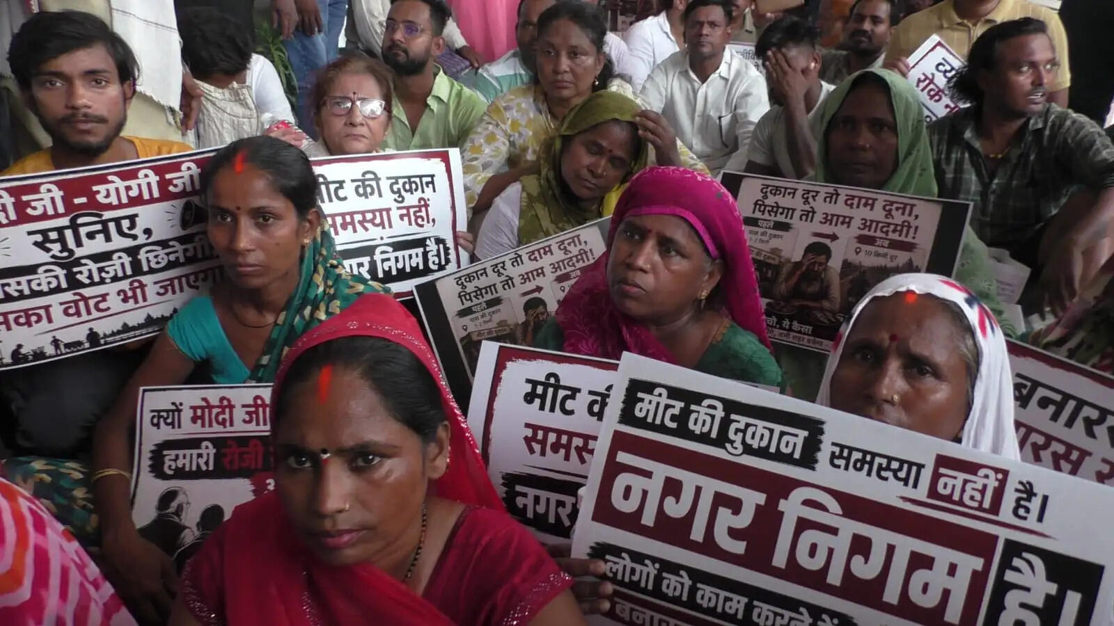कांग्रेस का नगर निगम पर घेराव: मीट-मांस की दुकानों को शहर से बाहर करने के फैसले के खिलाफ धरना, बड़े आंदोलन की चेतावनी