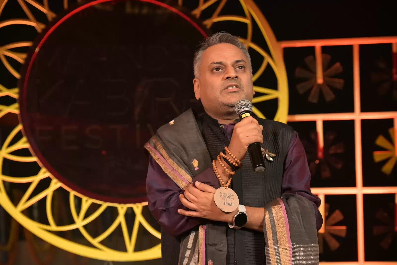 काशी में एक बार फिर कबीर की वाणी, विचार और संगीत गूंजने लगे हैं। 19 दिसंबर 2025 से वाराणसी में महिंद्रा कबीरा फ़ेस्टिवल की शुरुआत हो गई है। इस अवसर पर शहर के पवित्र घाट, ऐतिहासिक इमारतें और विरासत स्थल संगीत, कविता और विचारों के रंग में रंग गए हैं। यह फ़ेस्टिवल 15वीं सदी के महान कवि-संत कबीर को समर्पित है, जिनकी वाणी आज भी समाज को सत्य, समावेशिता और निर्भयता का संदेश देती है।