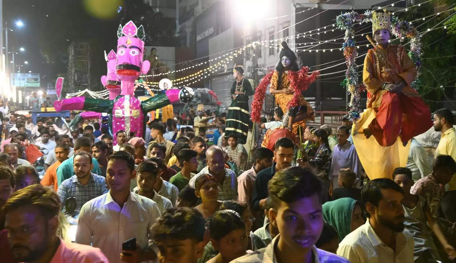 चेतगंज की विश्व प्रसिद्ध नक्क्टैया का आयोजन शुक्रवार की रात किया गया। नक्कटैया में देश भर से आए लाग विमान शामिल हुए। इसमें तरह-तरह की झाकियों ने लोगों का मन मोह लिया। पहलगाम हमले के बाद पाकिस्तान के खिलाफ भारत के ऑपरेशन सिंदूर की झांकी ने लोगों का ध्यान खींचा।