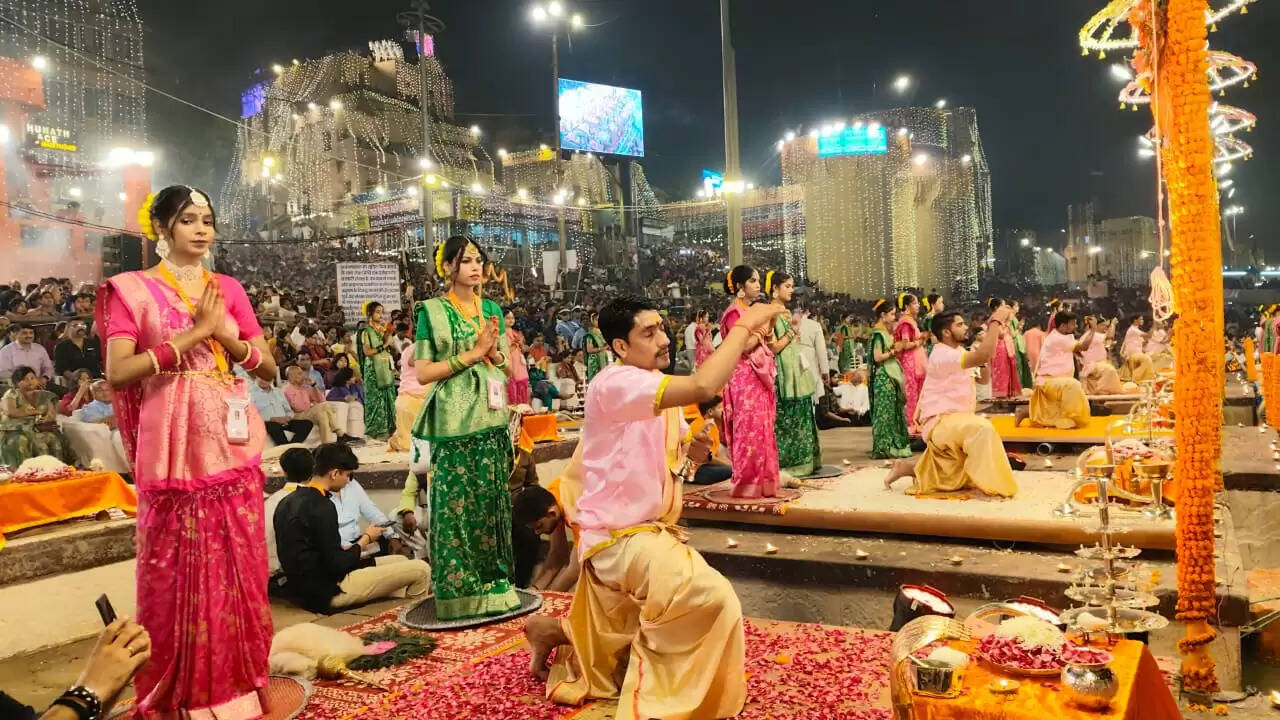 ऑपरेशन सिंदूर को समर्पित रही मां गंगा की महाआरती, 51 हजार दीपों की आभा से जगमगाया दशाश्वमेध घाट, आध्यात्म और राष्ट्रभक्ति का दिखा संगम