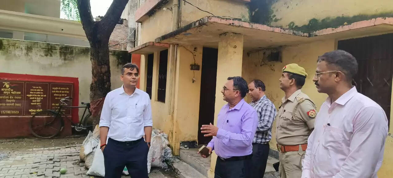 वाराणसी: जिलाधिकारी ने चिरईगांव विकासखंड कार्यालय का किया औचक निरीक्षण, साफ-सफाई पर जताई नाराजगी