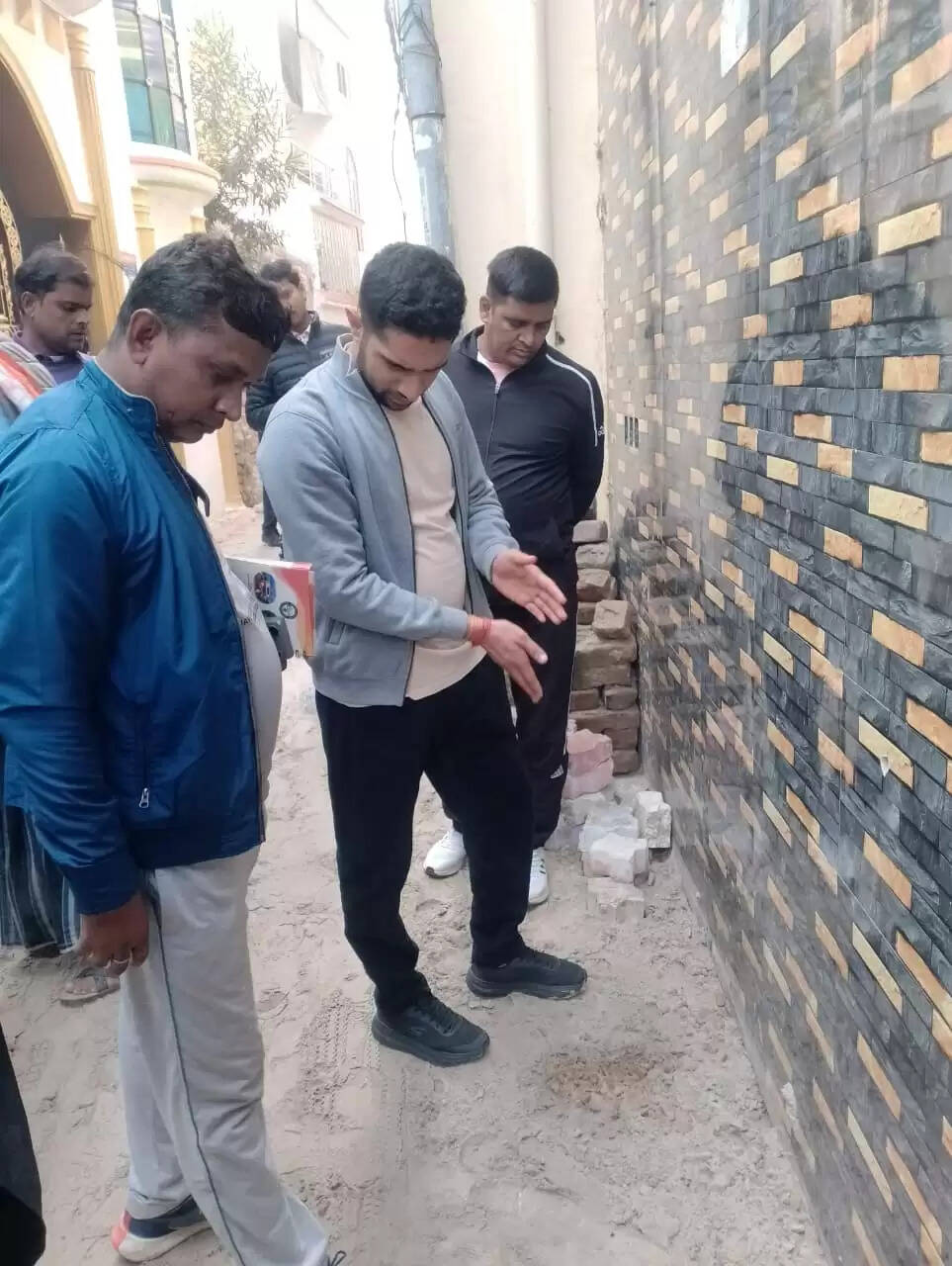 नगर आयुक्त हिमांशु नागपाल ने शनिवार की सुबह वरूणापार जोन के कई इलाकों का व्यापक निरीक्षण किया। उन्होंने वार्ड सिकरौल के गोविंद नगर कॉलोनी, सिकरौल यादव बस्ती तथा सनबीम वरुणा के आसपास के मुख्य मार्गों की सफाई व्यवस्था का जायजा लिया। निरीक्षण के दौरान नगर आयुक्त ने साफ-सफाई की स्थिति को और बेहतर करने के निर्देश दिए। उन्होंने मानक के विपरीत इंटरलॉकिंग मिलने पर अवर अभियंता से स्पष्टीकरण मांगा।&nbsp;