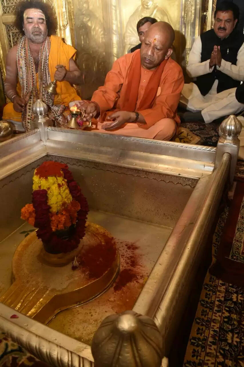 सीएम योगी ने श्री काशी विश्वनाथ धाम में किया दर्शन पूजन