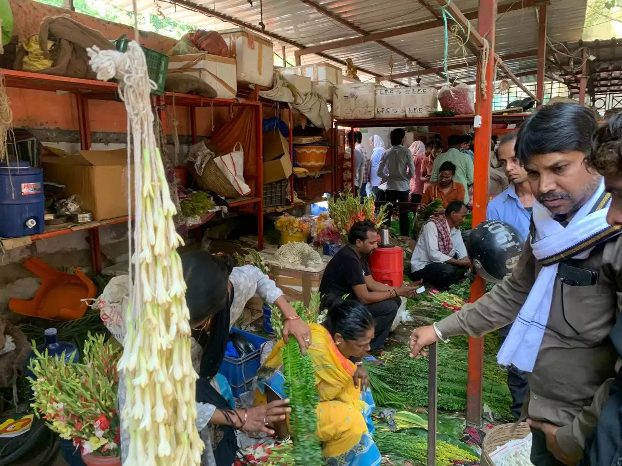 flower market in varanasi