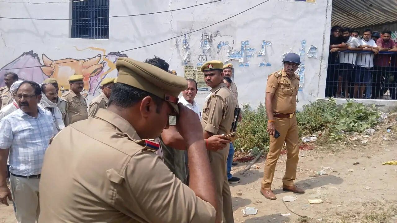 अवलेशपुर में गरजा बुलडोजर, अतिक्रमण हटाने पहुंची टीम तो महिलाओं ने मिठाई-पानी देकर जताया विरोध