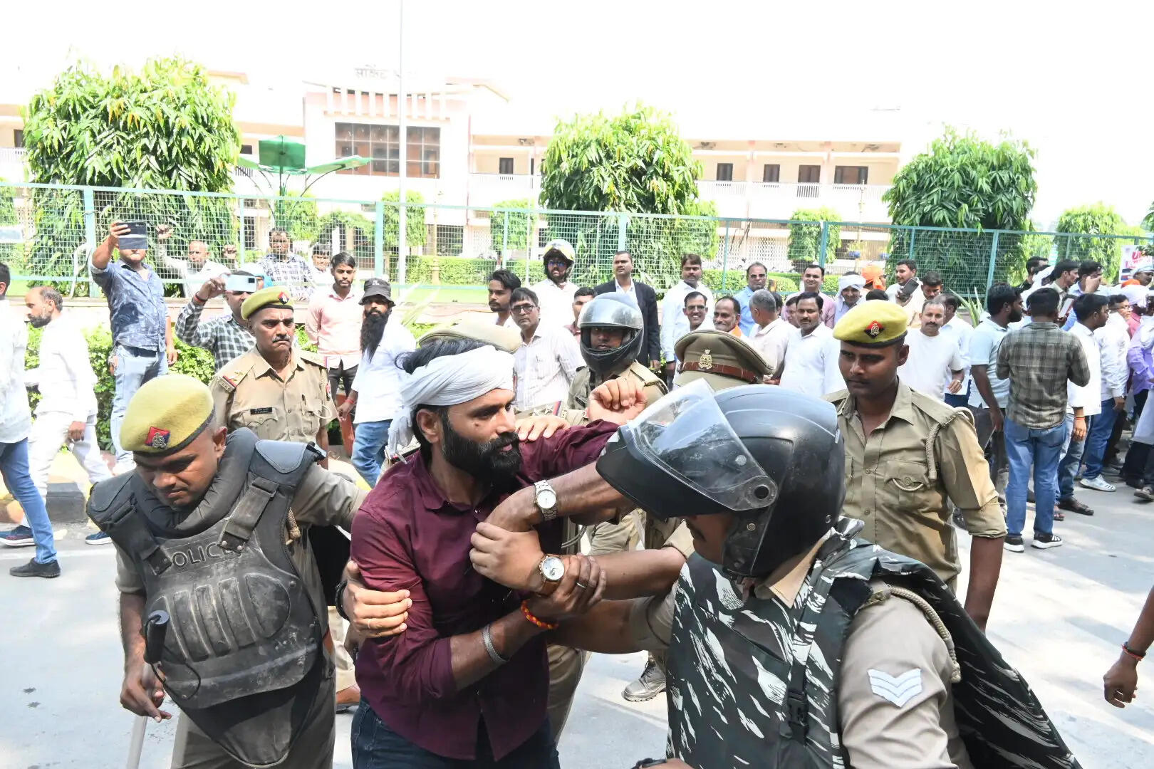  वाराणसी की हर महत्वपूर्ण खबर पढ़ने के लिए अभी फॉलो करें Live VNS का ऑफिशियल वाट्सऐप पेज 👇👇   https://whatsapp.com/channel/0029VaAPWex65yD2LWG35A25     Live VNS - भरोसा 1 दशक से लाखों बनारसियों का - बनारस की बात, बनारस के साथ  अपने शहर के लेकर देश-दुनिया, खेल, धर्म, आध्यात्म, राशिफल, पञ्चाङ्ग तथा फ़िल्म और व्यापार जगत की ताजा-तरीन खबरों को पढ़ने के लिए अभी डाउनलोड करें Live VNS का ऑफिशियल एंड्रॉएड ऐप।  http://play.google.com/store/apps/details?id=in.livevns.app.native