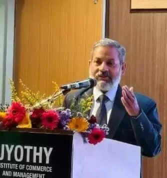 वाराणसी में हाईवे पर भीषण हादसा, खड़े ट्रेलर से टकराई डीसीएम, चालक की मौत, तीन घायल  वाराणसी। मिर्जामुराद थाना क्षेत्र के रखौना गांव के पास सोमवार को हाईवे पर भीषण हादसा हुआ। प्रयागराज से वाराणसी की ओर जा रही दूध लदी एक डीसीएम अनियंत्रित होकर पहले से खराब होकर खड़े गिट्टी लदे ट्रेलर से टकरा गई। टक्कर इतनी जबरदस्त थी कि डीसीएम का अगला हिस्सा क्षतिग्रस्त हो गया और चालक की मौके पर ही मौत हो गई। वहीं तीन लोग घायल हो गए। सूचना के बाद पहुंची पुलिस घायलों को अस्पताल भेजने के साथ ही आवश्यक कार्रवाई में जुटी रही।   रखौना (मिर्जामुराद) गांव के समीप एनएच-19 पर एक गिट्टी लदा ट्रेलर खराब होने के कारण पहले से खड़ा था। सोमवार की सुबह कानपुर से दूध लादकर वाराणसी की ओर जा रही डीसीएम तेज रफ्तार में ट्रेलर के पिछले हिस्से से टकरा गई। हादसे में डीसीएम चालक, मैनपुरी जिले के बिसवन निवासी आलोक यादव (30 वर्ष, पुत्र रविन्द्र यादव) केबिन में फंस गया और घटनास्थल पर ही उसकी दर्दनाक मौत हो गई। हादसे में कानपुर जिले के शिवरामपुर थाना के काकूपुर निवासी शिवम राठौर (20 वर्ष), गौरव कुमार (20 वर्ष) और गजेंद्र कुमार (22 वर्ष) गंभीर रूप से घायल हो गए।   ग्रामीणों की सूचना पर खजूरी चौकी इंचार्ज प्रीतम तिवारी पुलिस फोर्स के साथ मौके पर पहुंचे। उन्होंने केबिन में फंसे घायलों को बाहर निकालकर पास के एक निजी नर्सिंग होम में भर्ती कराया। मृत चालक आलोक यादव के शव को बाहर निकाला गया और पोस्टमार्टम के लिए भेज दिया गया।