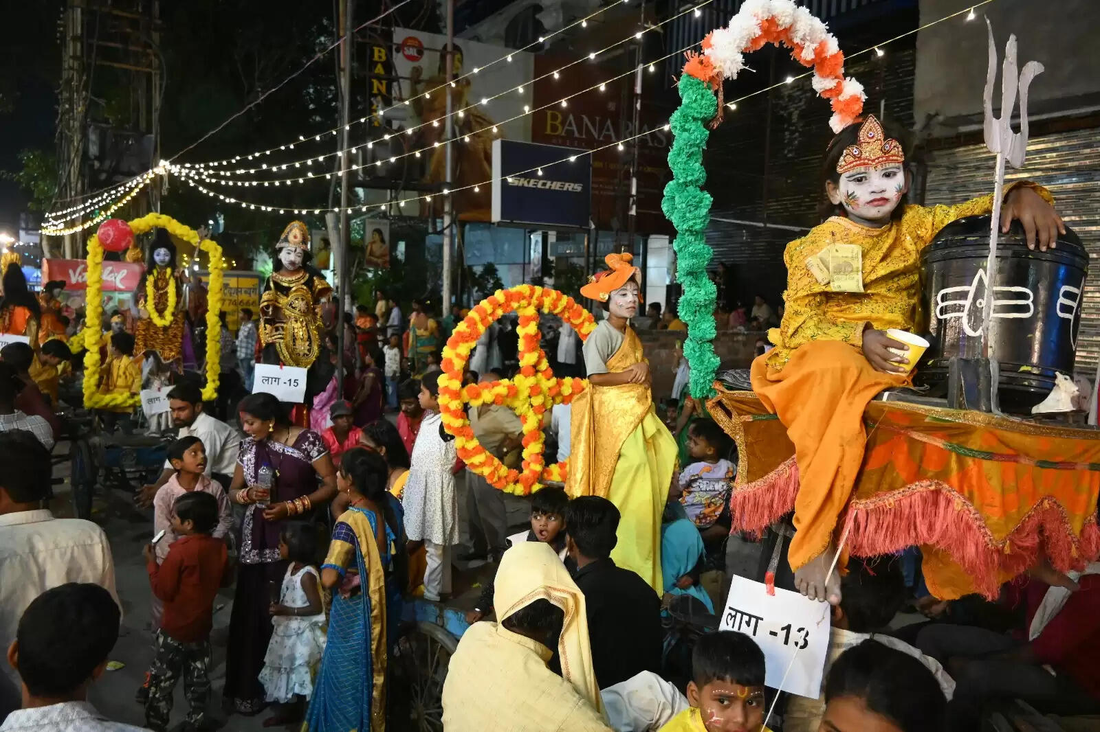चेतगंज की विश्व प्रसिद्ध नक्क्टैया का आयोजन शुक्रवार की रात किया गया। नक्कटैया में देश भर से आए लाग विमान शामिल हुए। इसमें तरह-तरह की झाकियों ने लोगों का मन मोह लिया। पहलगाम हमले के बाद पाकिस्तान के खिलाफ भारत के ऑपरेशन सिंदूर की झांकी ने लोगों का ध्यान खींचा।