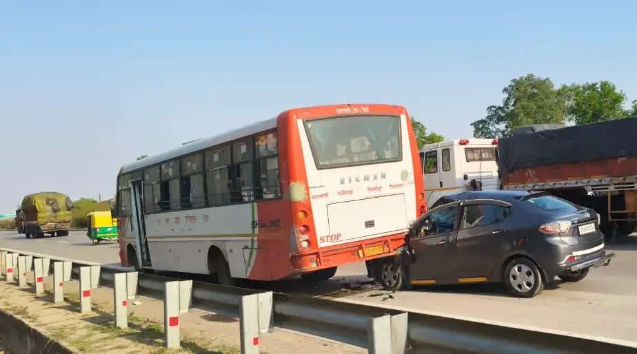 हाईवे पर बड़ा हादसा टला, खड़ी बस में जा घुसी तेज रफ्तार कार