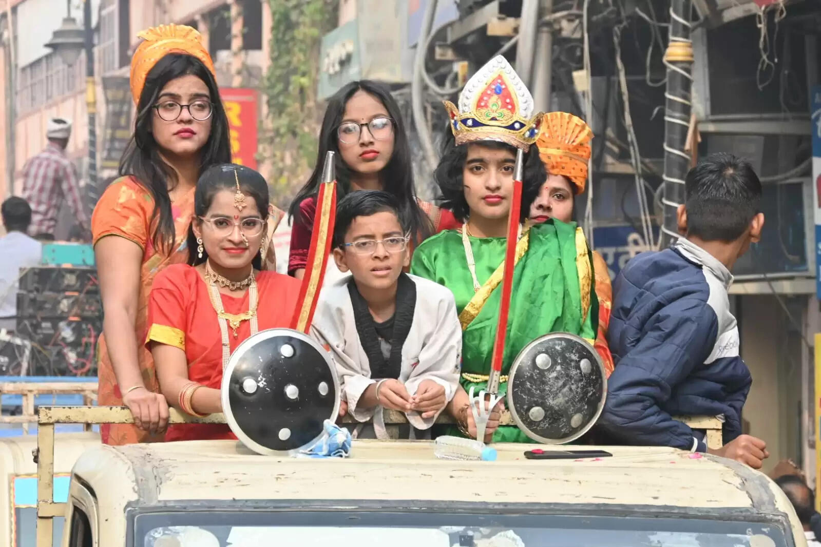 श्री काशी विश्वनाथ धाम की चौथी वर्षगांठ के अवसर पर शिव बारात समिति की ओर से शनिवार को भव्य शोभायात्रा का आयोजन किया गया। शोभायात्रा मैदागिन से प्रारंभ होकर दशाश्वमेध घाट तक निकाली गई, जिसमें शिवभक्तों की भारी भीड़ उमड़ी। डमरू-नगाड़ों की गूंज, हर-हर महादेव के जयघोष और आकर्षक झांकियों ने पूरे मार्ग को भक्तिमय वातावरण से सराबोर कर दिया।