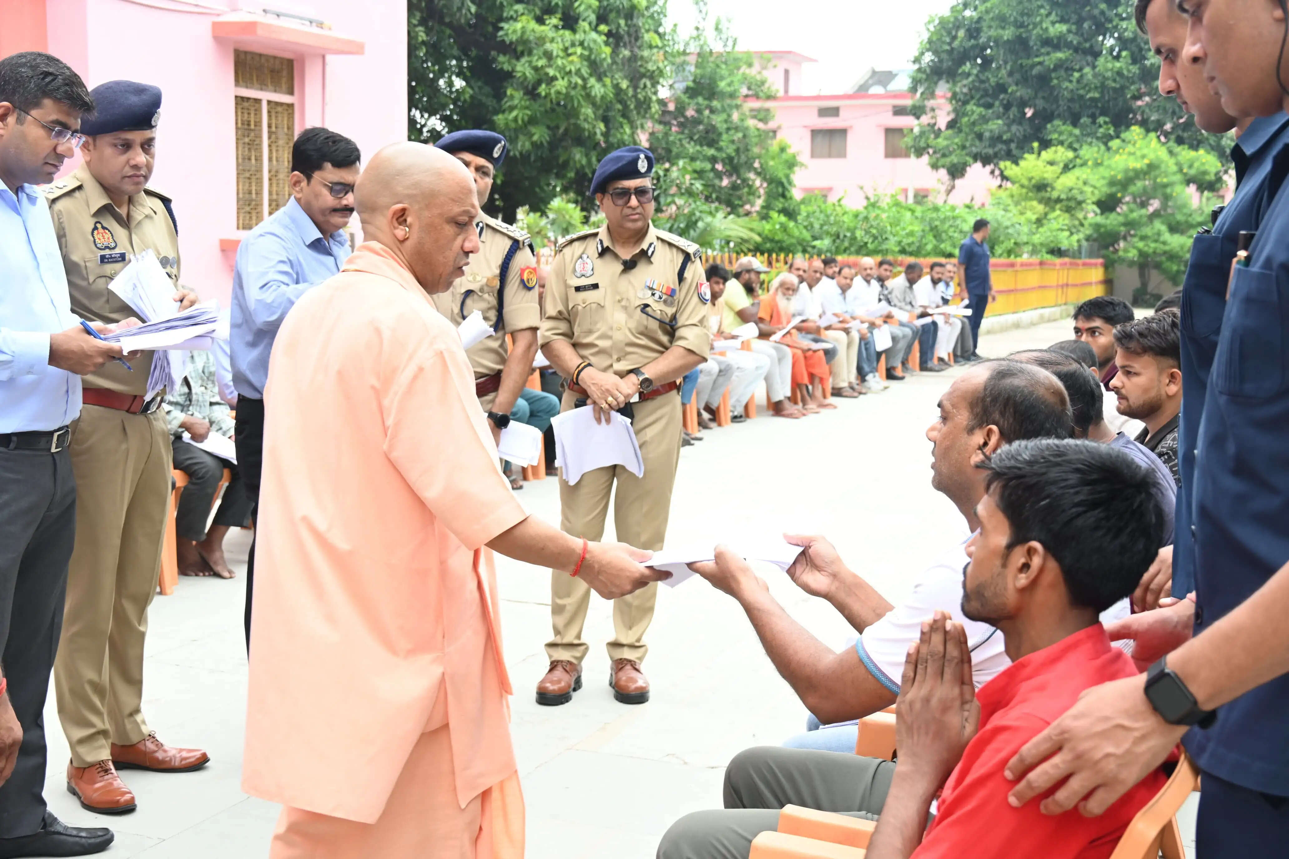 घबराइए मत, कराएंगे हर समस्या का समाधान: सीएम योगी