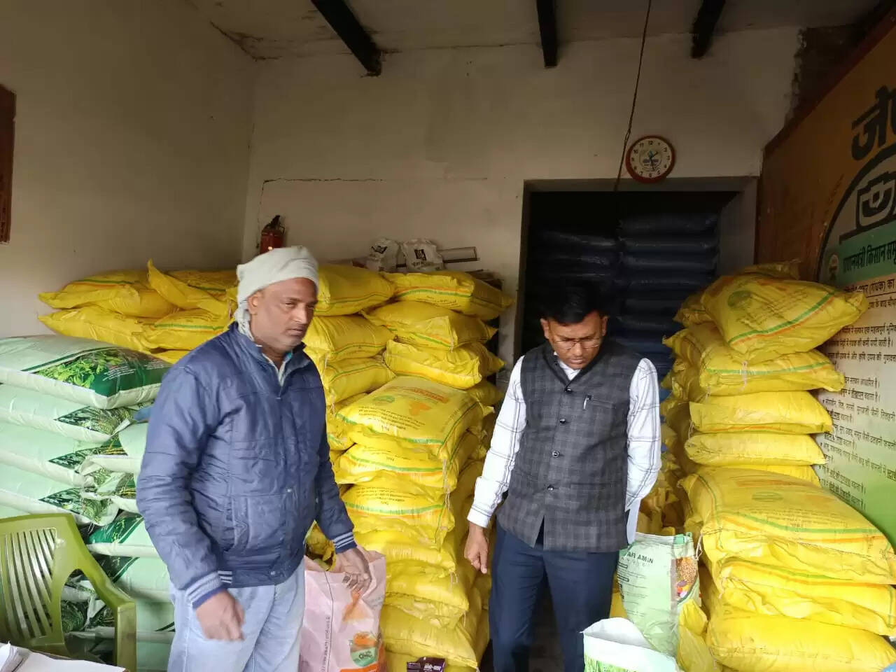 किसानों को उचित मूल्य पर उर्वरक उपलब्ध कराने, कालाबाजारी रोकने और उर्वरकों की गुणवत्ता बनाए रखने के उद्देश्य से जनपद में मंगलवार को व्यापक छापेमारी अभियान चलाया गया। शासन के निर्देश पर जिलाधिकारी सत्येंद्र कुमार के आदेश और मुख्य विकास अधिकारी प्रखर कुमार सिंह के नेतृत्व में उर्वरक निरीक्षकों एवं विभिन्न विभागों के अधिकारियों की संयुक्त टीमें गठित कर यह कार्रवाई की गई।
