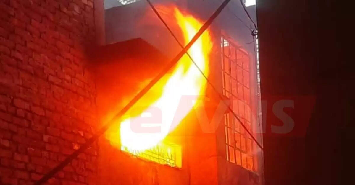 Varanasi Fire breaks out in godown of tent house in Sarayanandan