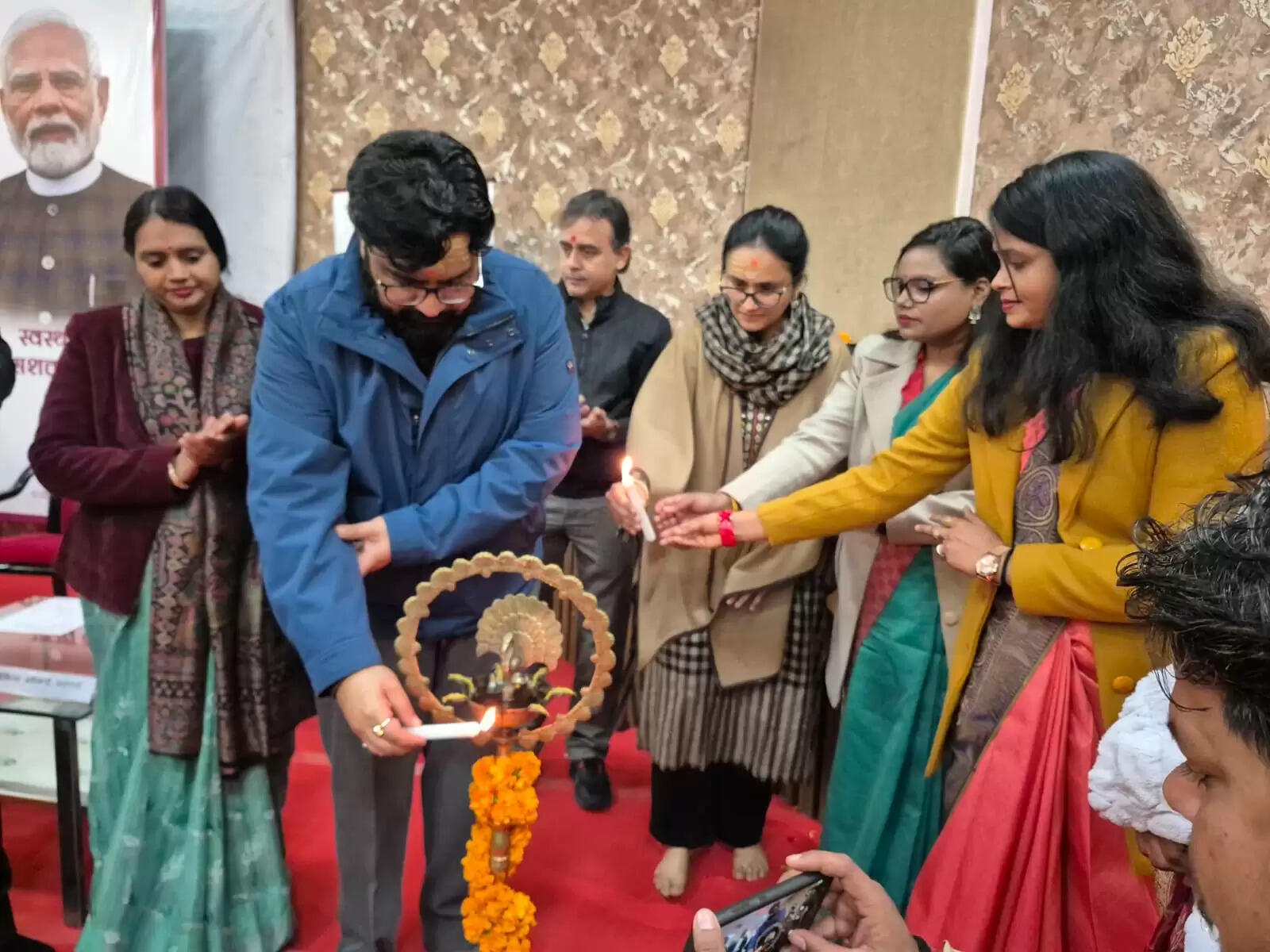 महिलाओं में स्तन कैंसर की समय पर पहचान और निवारक देखभाल को मजबूत करने के उद्देश्य से बुधवार को वाराणसी में “नमो शक्ति रथ” अभियान का शुभारंभ किया गया। मंडलायुक्त सभागार से शुरू हुए इस कार्यक्रम को प्रधानमंत्री के “स्वस्थ नारी–सशक्त परिवार” के विज़न से प्रेरित बताया गया। इस पहल के तहत अत्याधुनिक तकनीक से लैस मोबाइल वैन के माध्यम से महिलाओं की निःशुल्क स्क्रीनिंग की जाएगी, जिससे कैंसर की शुरुआती अवस्था में पहचान संभव हो सके।