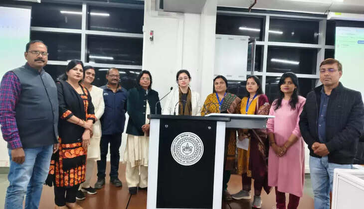 योगी आदित्यनाथ सरकार परिषदीय उच्च प्राथमिक विद्यालयों के छात्र-छात्राओं को आधुनिक तकनीक और वैश्विक स्तर की शिक्षा से सशक्त बनाने की दिशा में महत्वपूर्ण पहल की है। बेसिक शिक्षा विभाग के परिषदीय विद्यालयों के शिक्षक अब आईआईटी कानपुर में प्रशिक्षित होकर बच्चों को एआई, कोडिंग, साइबर सिक्योरिटी, डिजिटलाइजेशन समेत कंप्यूटर की अन्य विद्या में निपुण करेंगे ।