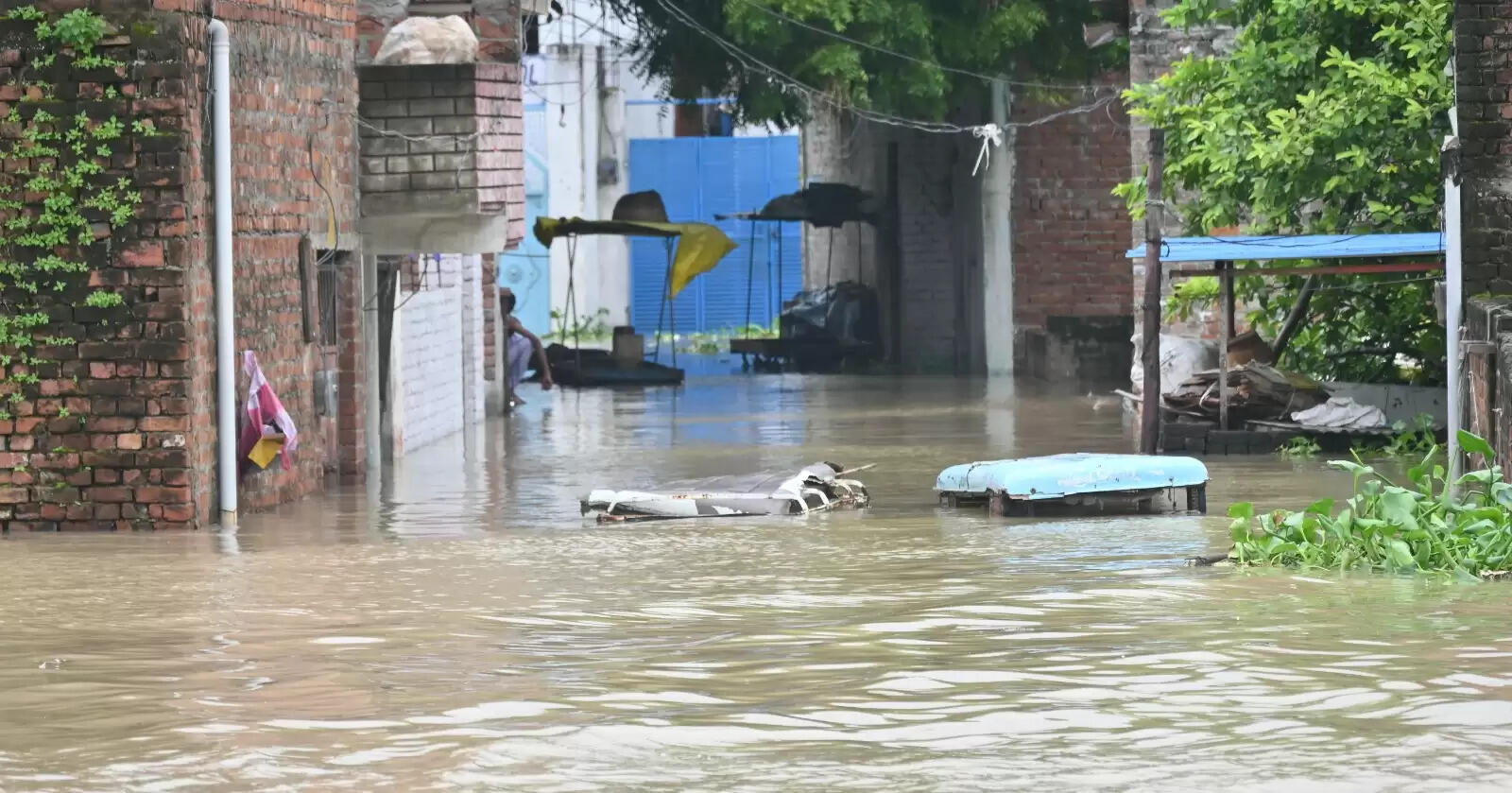Varanasi flood : बनारस में बाढ़ की आफत, सड़कें और कॉलोनियां पानी-पानी, तस्वीरों में देखिये हालात