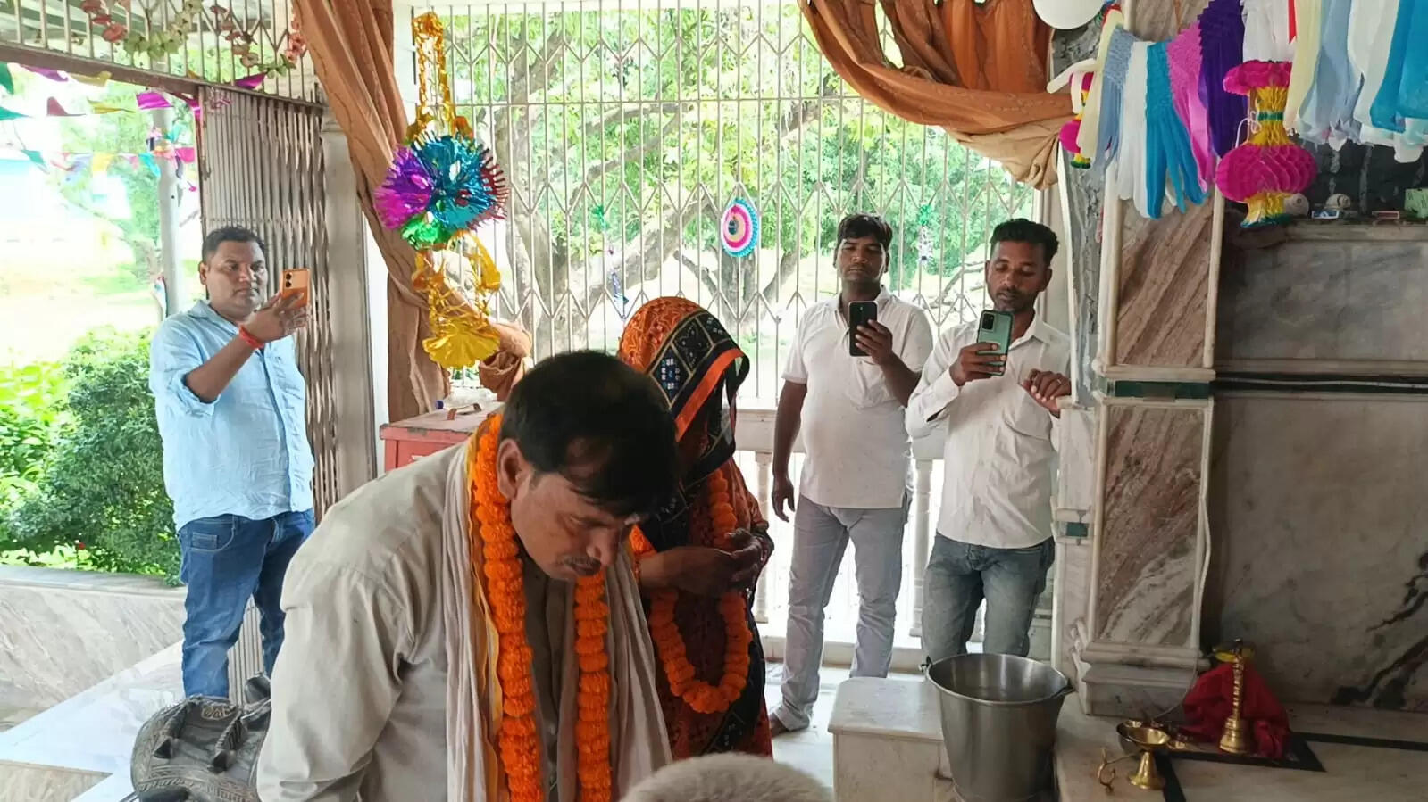 &nbsp;वाराणसी में पति ने पत्नी को प्रेमी के साथ पकड़ा, मंदिर में कराई विधि-विधान से शादी, हो रही चर्चा