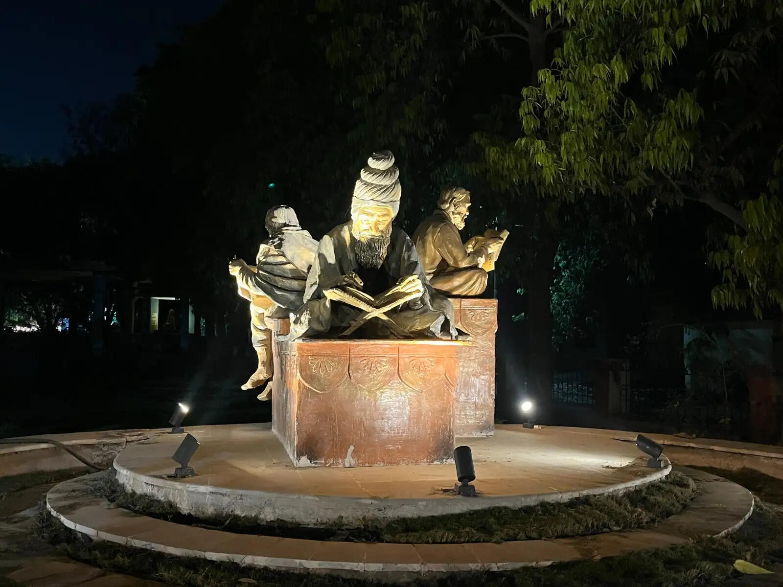 वाराणसी के चौक-चौराहों पर उभर रही है कला की चमक, विरासत से जुड़ रही है पहचान