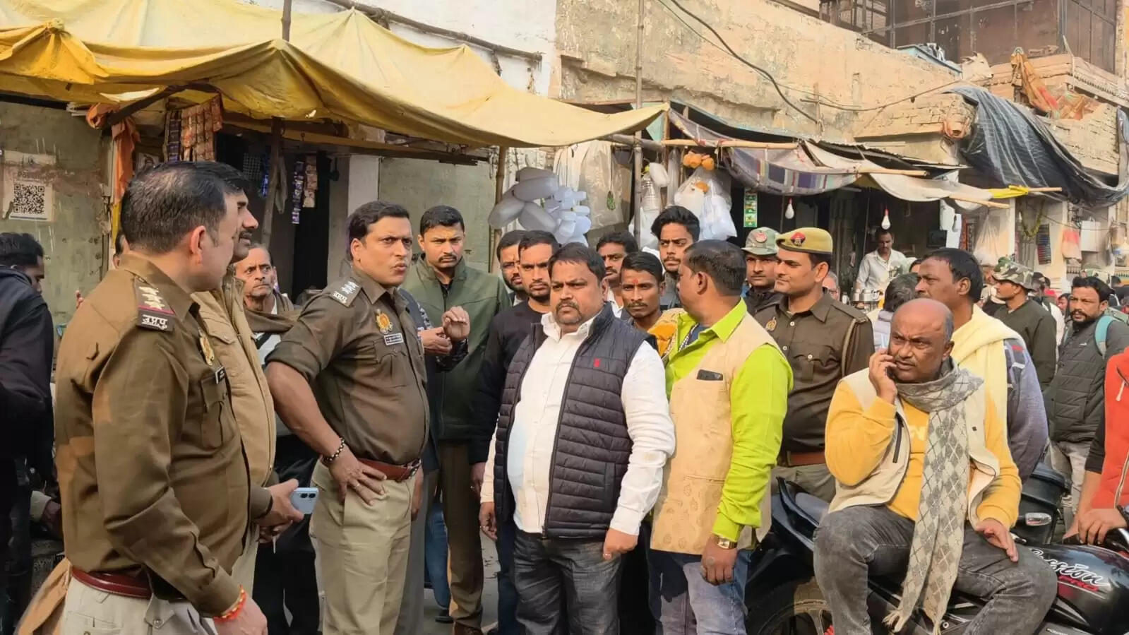 वाराणसी। डोमराजा परिवार की चेतावनी के बाद प्रशासन हरकत में आया। एसीपी दशाश्वमेध अतुल अंजान त्रिपाठी के नेतृत्व में पुलिस बल ने मणिकर्णिका से सिंधिया घाट तक अभियान चलाया। इस दौरान अवैध अतिक्रमण हटवाया गया। वहीं अतिक्रमणकारियों को सख्त चेतावनी दी गई। पुलिस की सख्ती से अतिक्रमणकारियों में खलबली मची रही।&nbsp;