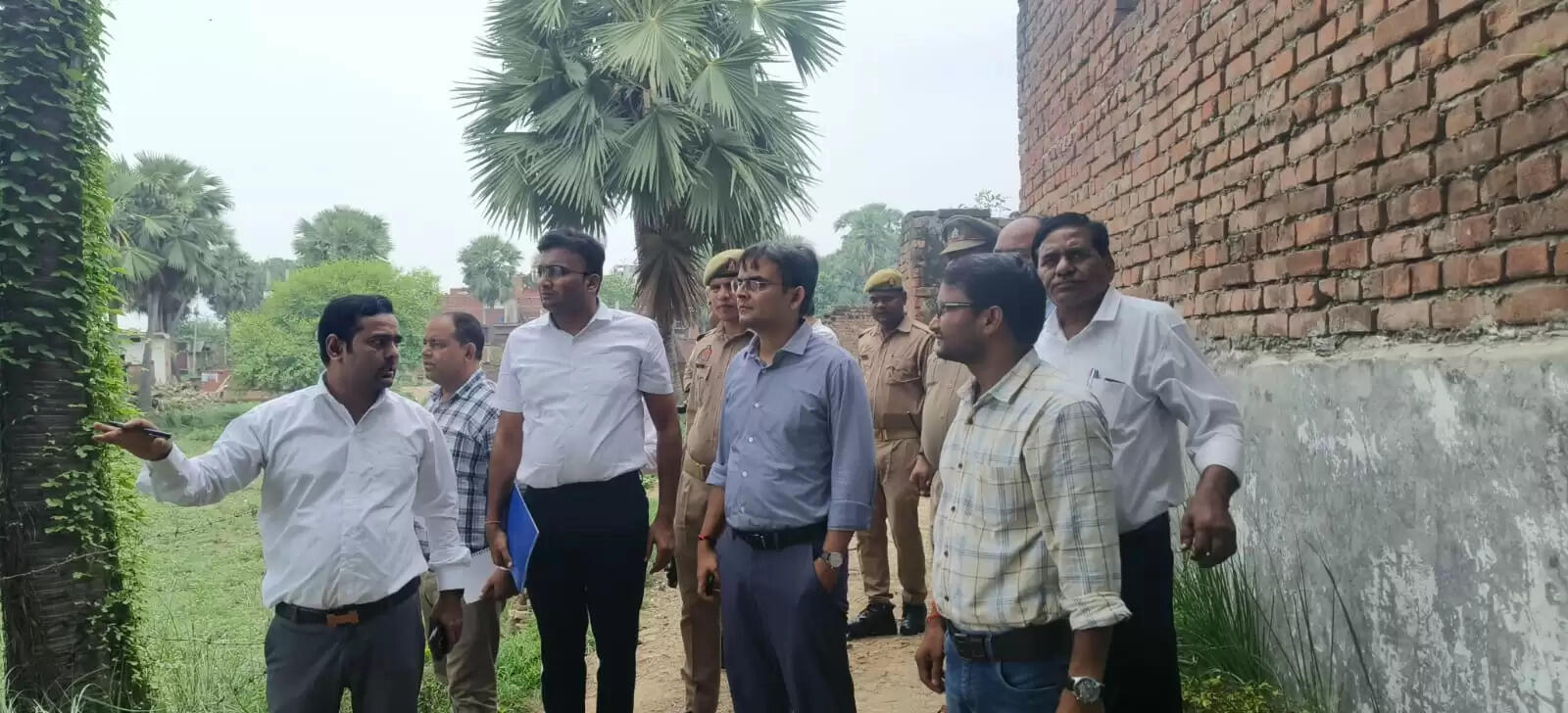 वाराणसी। जिलाधिकारी सत्येंद्र कुमार ने बाढ़ से प्रभावित होने वाले क्षेत्रों का दौरा कर स्थिति का जायजा लिया। उन्होंने प्राथमिक विद्यालय, सलारपुर में स्थापित बाढ़ चौकी का निरीक्षण किया और अधिकारियों को राहत एवं बचाव कार्यों के लिए आवश्यक दिशा-निर्देश दिए।