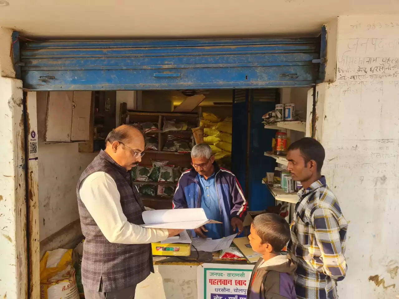 किसानों को उचित मूल्य पर उर्वरक उपलब्ध कराने, कालाबाजारी रोकने और उर्वरकों की गुणवत्ता बनाए रखने के उद्देश्य से जनपद में मंगलवार को व्यापक छापेमारी अभियान चलाया गया। शासन के निर्देश पर जिलाधिकारी सत्येंद्र कुमार के आदेश और मुख्य विकास अधिकारी प्रखर कुमार सिंह के नेतृत्व में उर्वरक निरीक्षकों एवं विभिन्न विभागों के अधिकारियों की संयुक्त टीमें गठित कर यह कार्रवाई की गई।