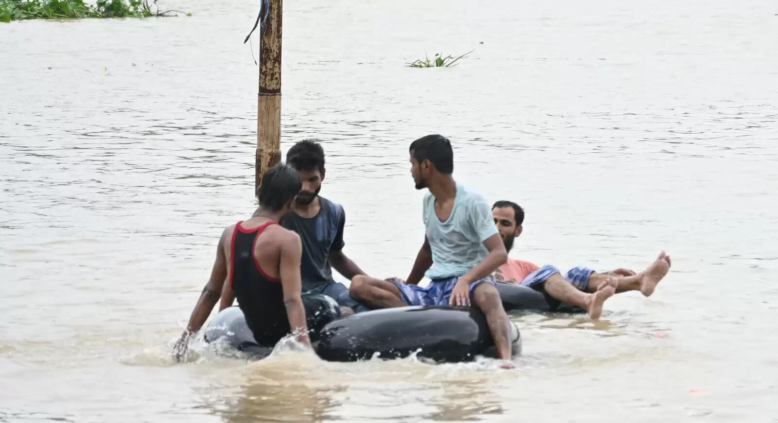 Varanasi flood : बनारस में बाढ़ की आफत, सड़कें और कॉलोनियां पानी-पानी, तस्वीरों में देखिये हालात