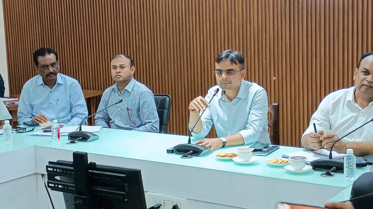 पहलगाम आतंकवादी हमले में जान गंवाने वाले लोगों के पार्थिव शरीर को उनके संबंधित राज्यों में भेजने के लिए श्रीनगर हवाई अड्डे पर लाया जा रहा है।